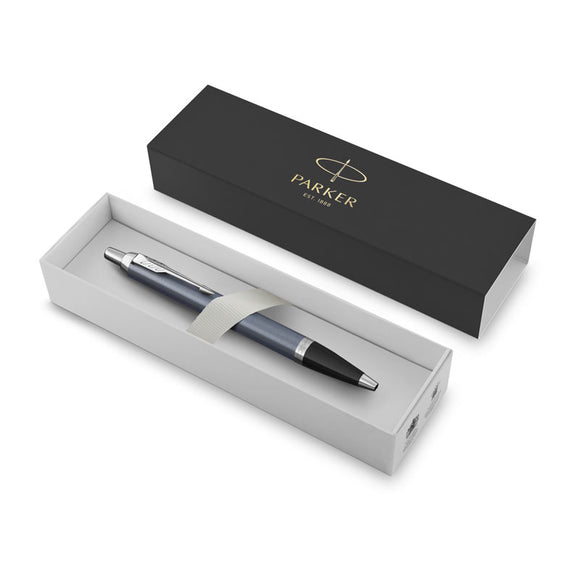Parker IM Lt Blue Grey BP Pen Med Blue Tip is smart, polished and established. With a durable stainless steel nib, every detail is refined and is always dependable. Colour: Light Blue Grey. Tip: Medium. Ink Colour: Blue